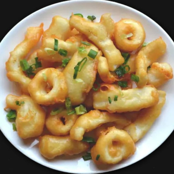 lula em anéis, empanadas frita salpicado com alho e cebolinha.