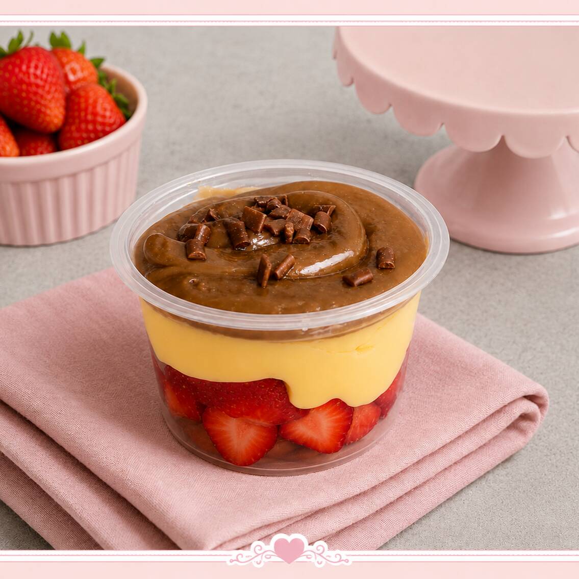 Morangos selecionados coberto por brigadeiro branco e brigadeiro gourmet. Finalizado com granulado de chocolate. Peso 120 g (Pote 145 ml)
Perfeito para matar a vontade comer um docinho!
P.S: Caso deseje uma sobremesa farta, recomendamos nossos Copos da Felicidade 200 g ou 260 g