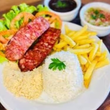 Deliciosa refeição com arroz, feijão, batata frita, farofa, Linguiça calabresa assada na brasa e salada simples.