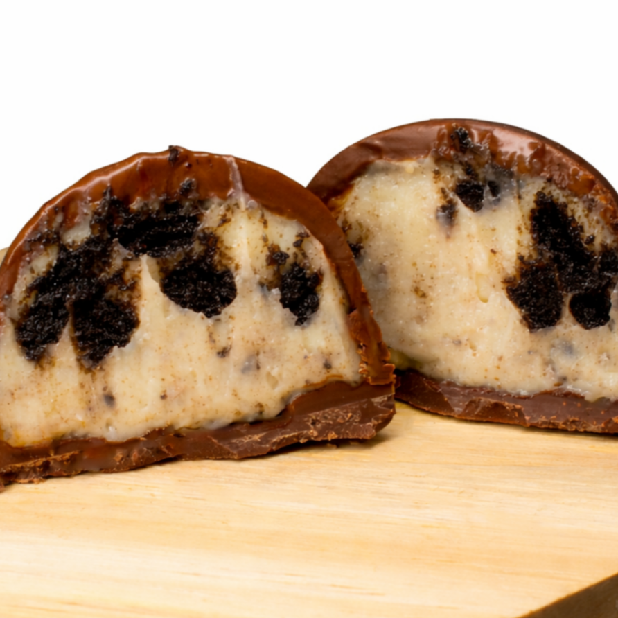 Trufa artesanal preparada com ingredientes selecionados, recheio extremamente cremoso de Leite Ninho e pedaços de biscoito Oreo, que garantem um contraste perfeito de sabores e texturas. Doçura equilibrada, sabor marcante e acabamento impecável.