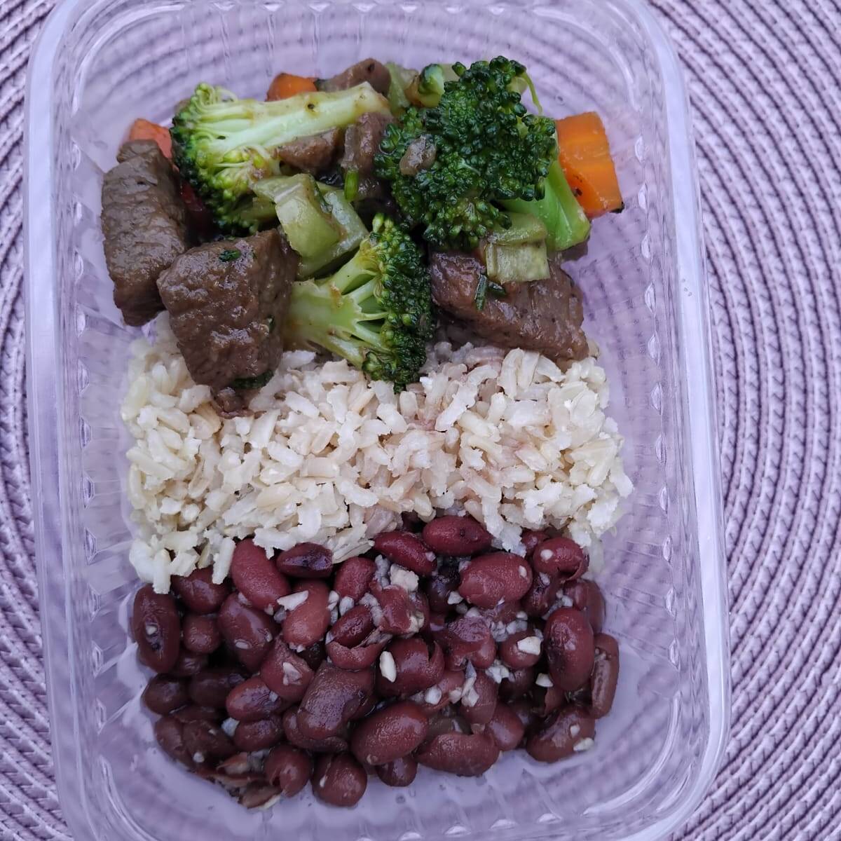patinho em cubos com legumes , arroz integral e feijão vermelho