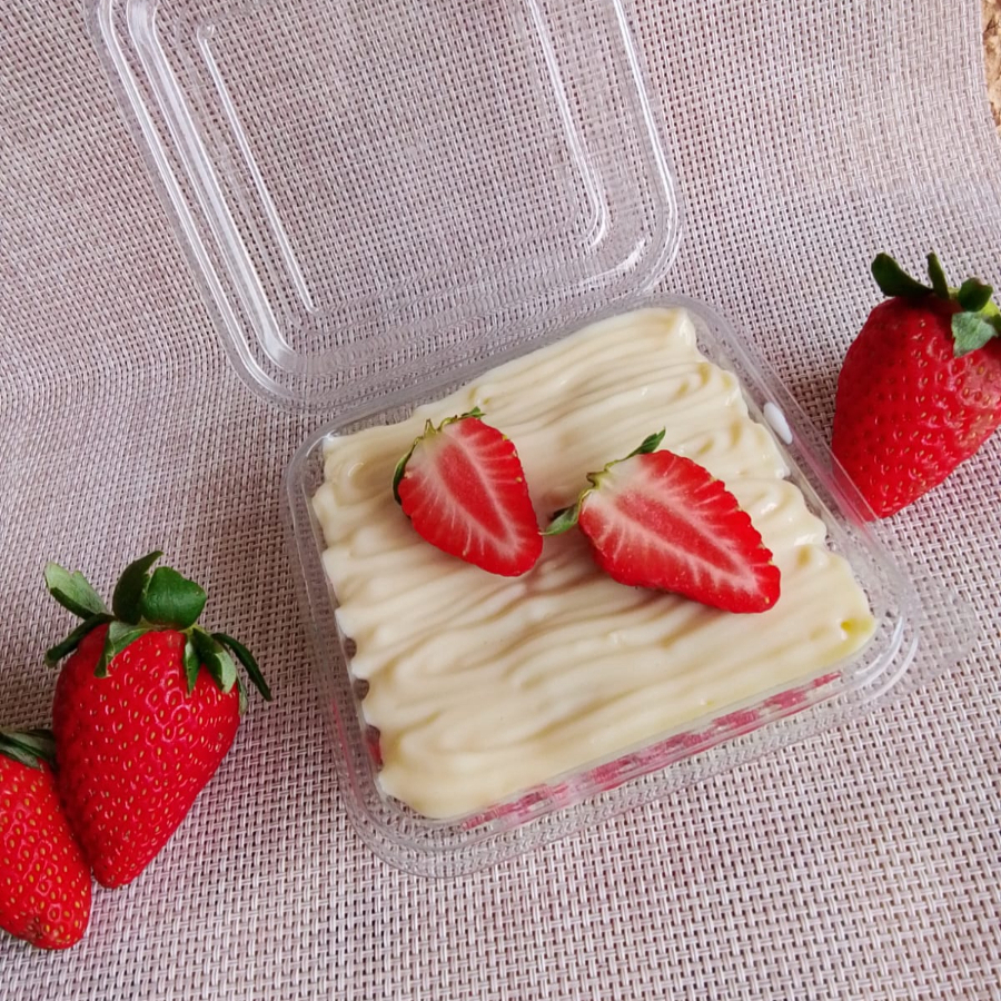 Uma sobremesa irresistível que combina camadas delicadas de bolacha maisena, creme de leite Ninho cremoso e geleia artesanal de morango. O equilíbrio perfeito entre suavidade e frescor, trazendo o sabor caseiro que conquista em cada colherada.Com 210gr