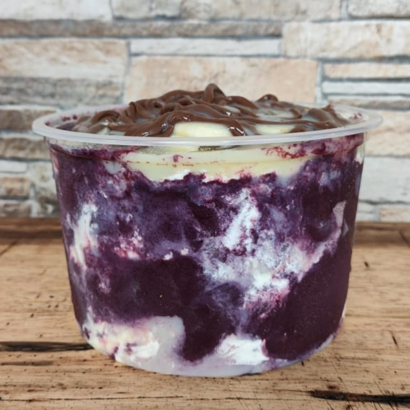 Pote de 1 Litro bem caprichado com creme de açaí, leite em pó, leite condensado, banana e Nutella. Obs: será enviado como na foto!