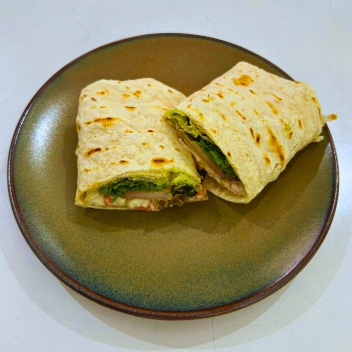Peito de frango grelhado, muçarela de búfala derretida, creme de ervas, tomate concassé e mix de folhas verdes com molho azeite com manjericão.