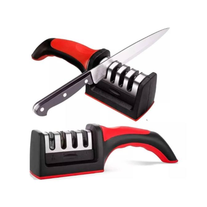 Renove o fio das suas facas e tesouras com praticidade e eficiência! Este afiador 3 em 1 é a ferramenta ideal para quem busca manter os utensílios de cozinha sempre afiados e prontos para o uso. Com três estágios de afiação (preparar, afiar e finalizar), ele garante um corte preciso e seguro. O cabo ergonômico antiderrapante proporciona firmeza na hora do uso, enquanto a base com apoio emborrachado evita deslizamentos. Ideal para facas de cozinha, tesouras e até utensílios com lâmina reta. Compacto, moderno e fácil de usar, é um item indispensável para o Dia a Dia.  afiador de facas, amolador de facas, afiador profissional, amolador 3 em 1, afiador de tesouras, afiador com pedra, afiador com chaira, amolador de cozinha, afiador manual, utensílio de cozinha