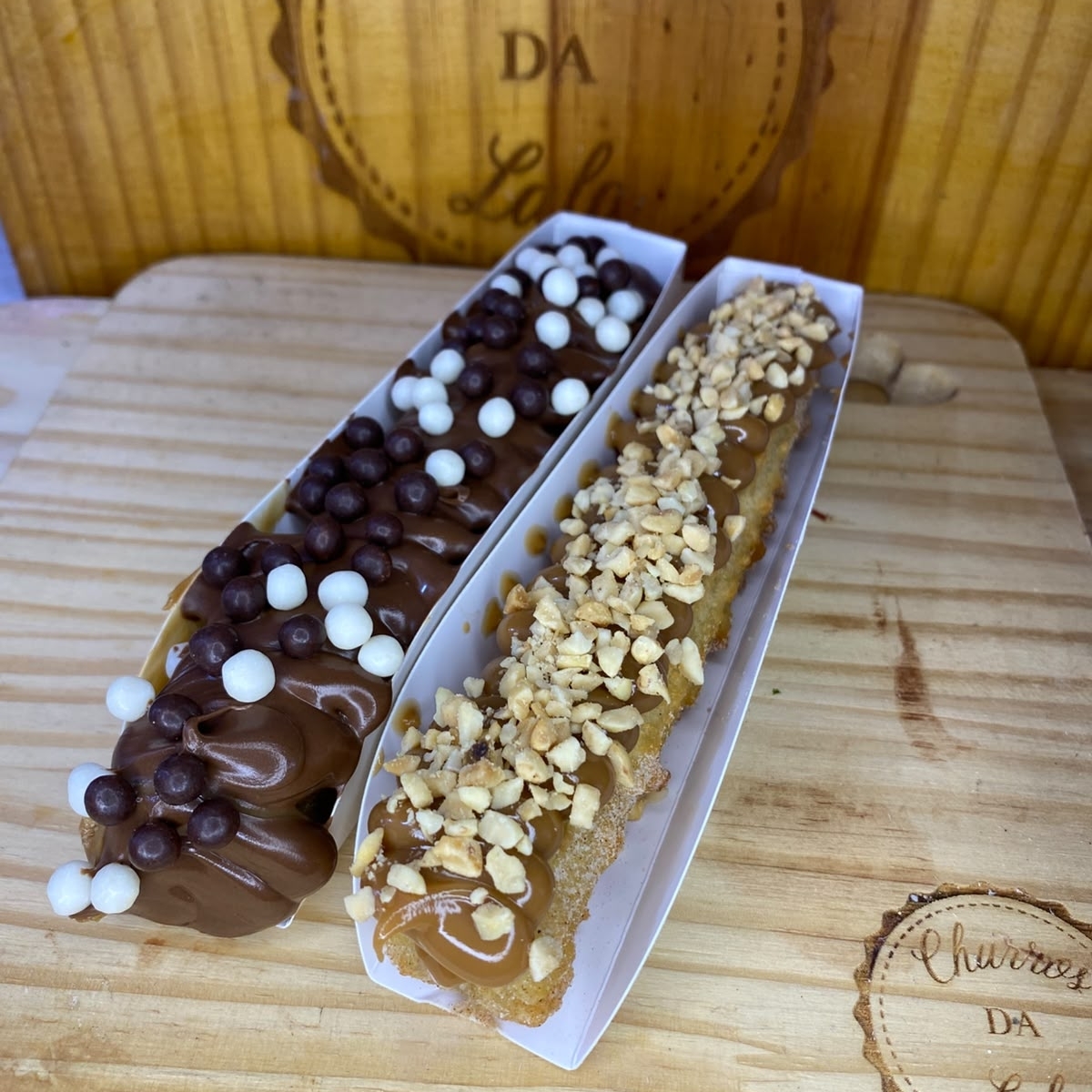 Massa fresca, artesanal, feita todos os dias, bem fritinho e crocante, envolvido em açúcar e canela, acompanha 1 churros gourmet (doce de leite, chocolate ou beijinho) e 1 churros gourmet (nutella, leite ninho, moça de morango ou ovomaltine.) e granulado a sua preferencia.