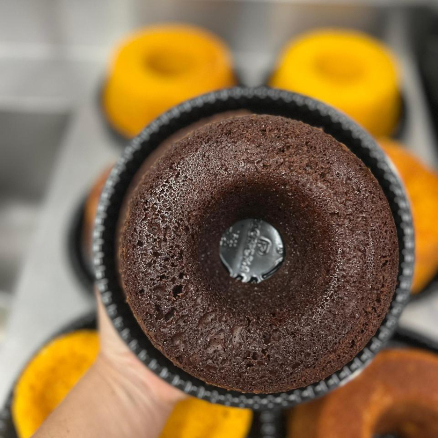 Nossos bolos são feitos artesanalmente, não utilizamos massa pronta. Tudo sempre produzido artesanalmente e com os melhores ingredientes. Escolha o seu sabor favorito. Este bolo é de tamanho médio e pode servir de 6 a 8 pessoas. Todos tem cobertura.