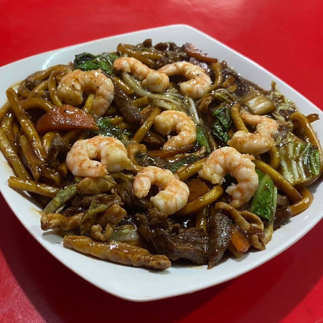 Macarrão, carne, frango, camarão e legumes ao molho shoyu. Aprox 700g.