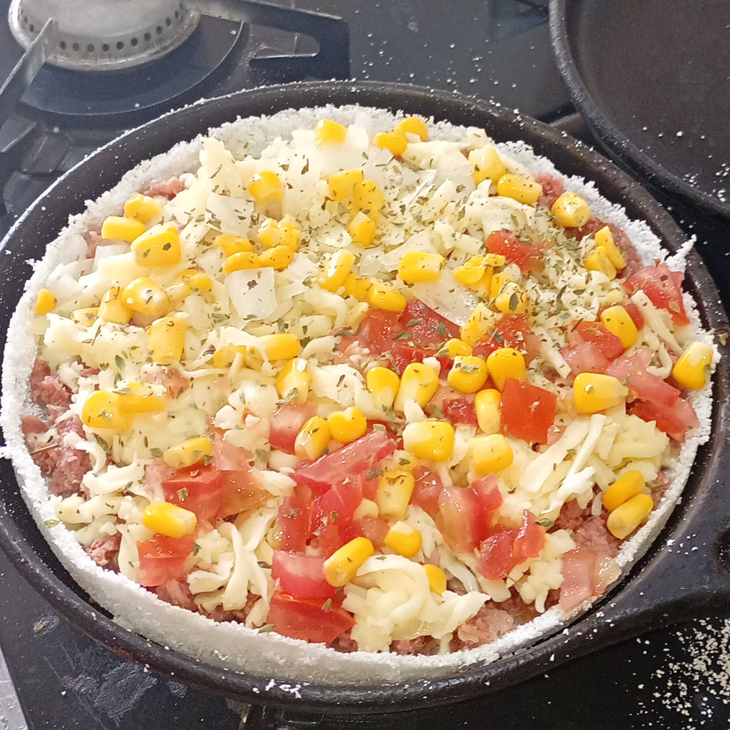 Queijo, linguiça calabresa, tomate, cebola, milho e orégano
