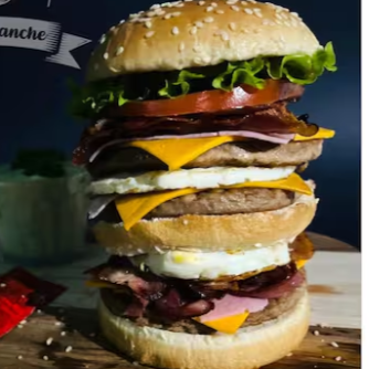 Conheça o Big Casa do Lanche: uma torre de sabor com 3 hambúrgueres suculentos, 3 queijos derretido, 3 presunto defumado, 2 ovos fritos, bacon crocante, calabresa e salada fresca, tudo entre 3 fatias de pão macio com gergelim. Um lanche incrivelmente delicioso em cada mordida!