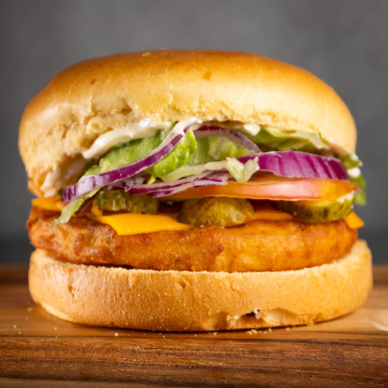 Frango empanado (120g), alface americana, tomate, cebola roxa e picles no pão de brioche com a maionese da casa