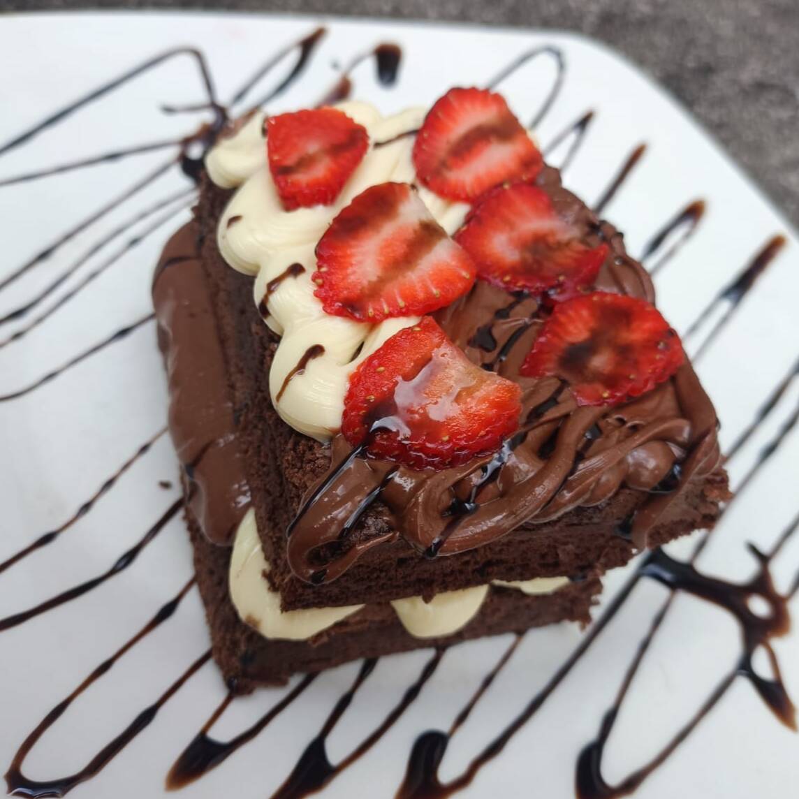 Um Brownie gigante e maravilhoso pra vc! Aproximadamente 190 gramas de pura delicia. Vai com uma camada generosa de recheio e outra de cobertura a sua escolha, acompanhado de morangos na cobertura.