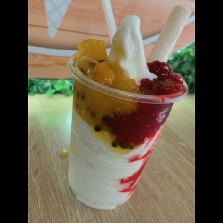Sundae Especial con Frutos Rojos o Amarillos