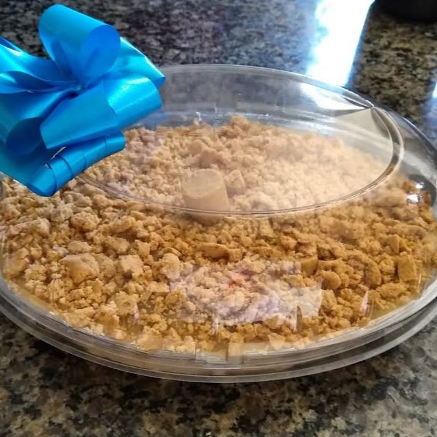 Travessa com camadas intercaladas de brigadeiro cremoso de paçoca, uma camada fina de bolo de chocolate e brigadeiro cremoso de chocolate 50% finalizado.