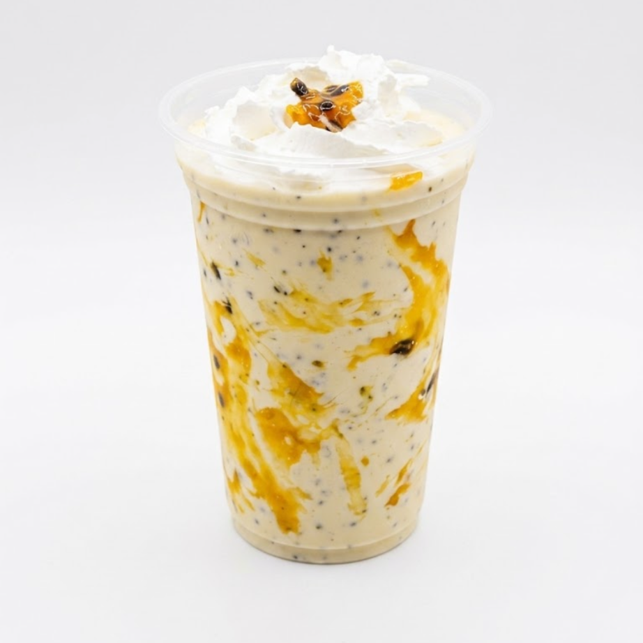 Batida com maracuja fresco, leite condensado, creme de leite, vodka e gelo.