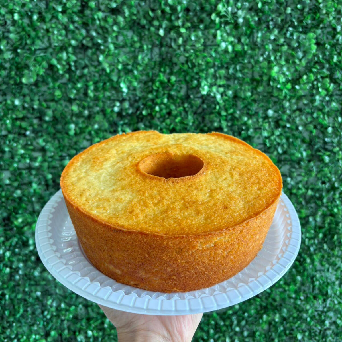 Fofinho, leve e com o toque refrescante do limão. A suavidade do iogurte deixa a massa macia e saborosa, resultando em um bolo simples, gostoso e perfeito para qualquer hora do dia. Aproximadamente 450g, rende cerca de 08 à 10 fatias.