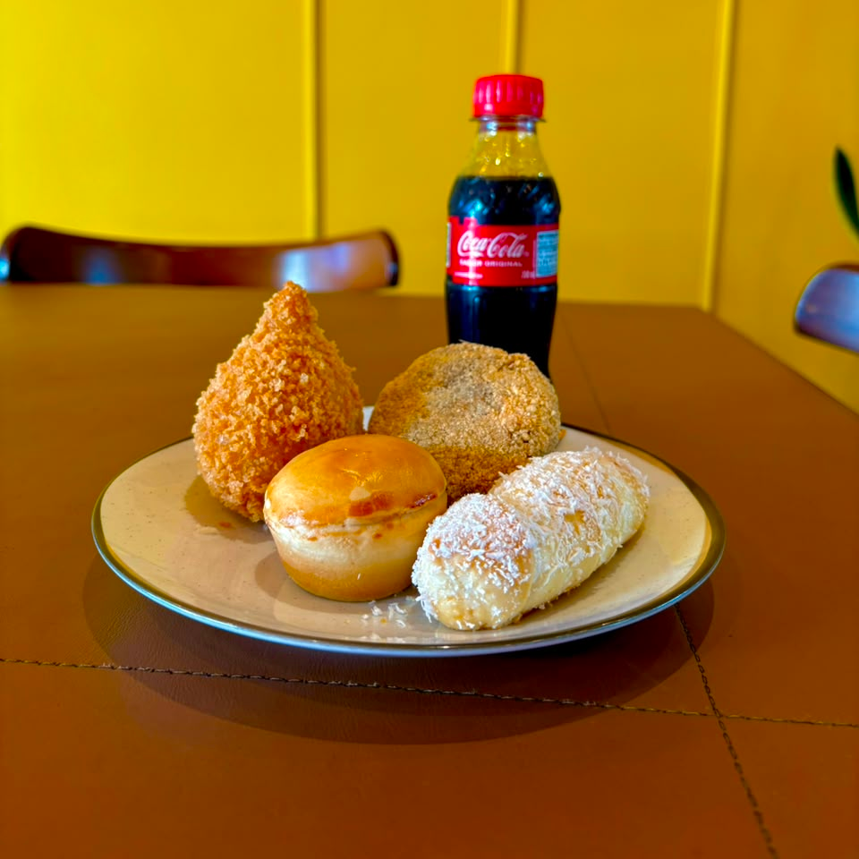 Escolha 2 mini salgados da sua preferência e um refrigerante 200ml por um valor especial