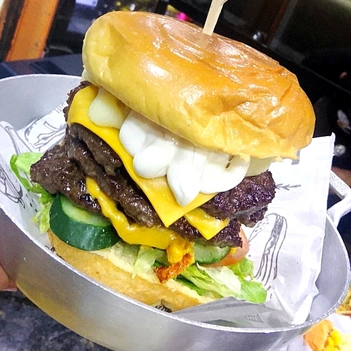 Pão Brioche Macio, 2 Hambúrgueres Cada, 2 Queijos Derretidos, Molho Verde da Casa, Barbecue, Alface Crocante e Tomate Fresco Para Uma Explosão de Sabor!