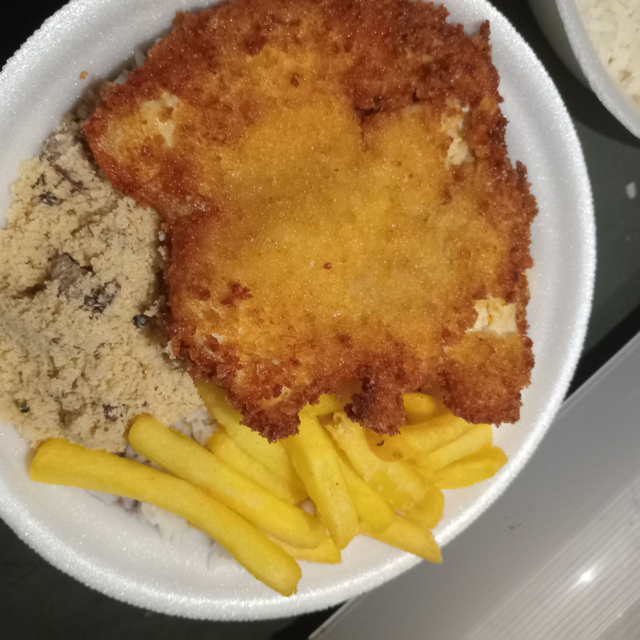 Arroz branco,feijão farofa e batata frita.