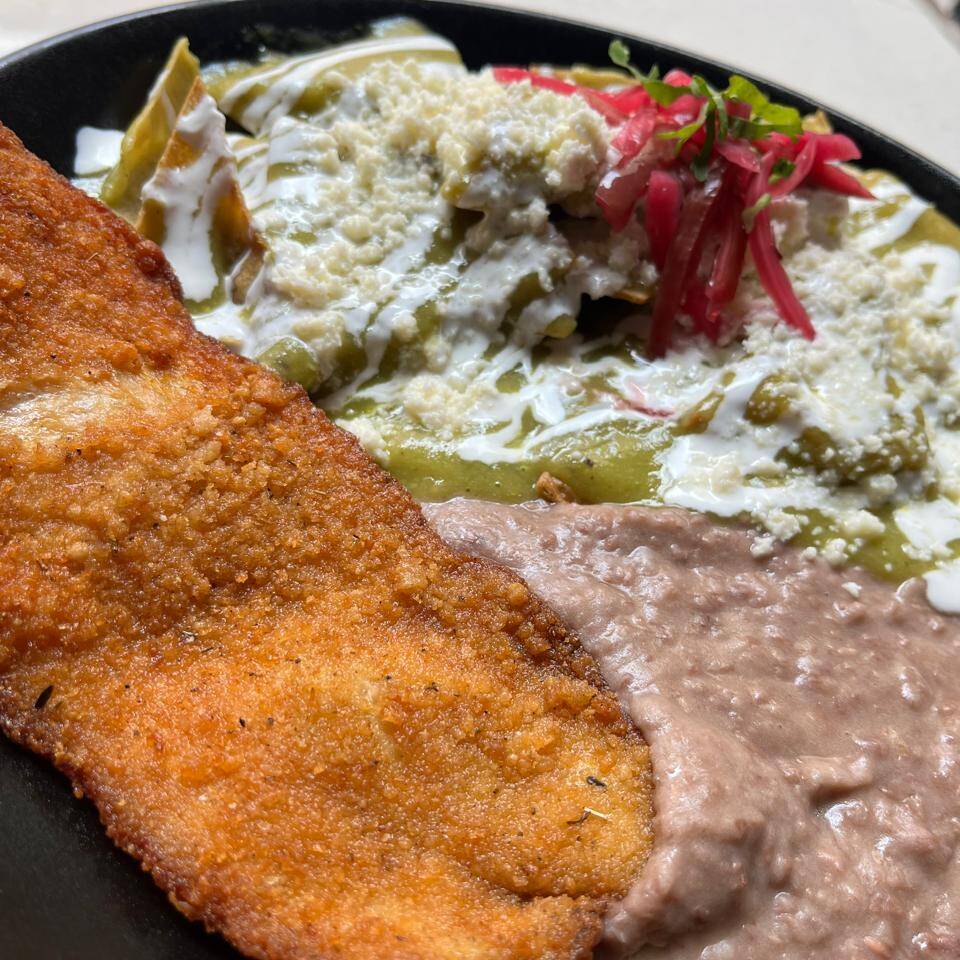 Chilaquiles con Milanesa de Pollo o Res