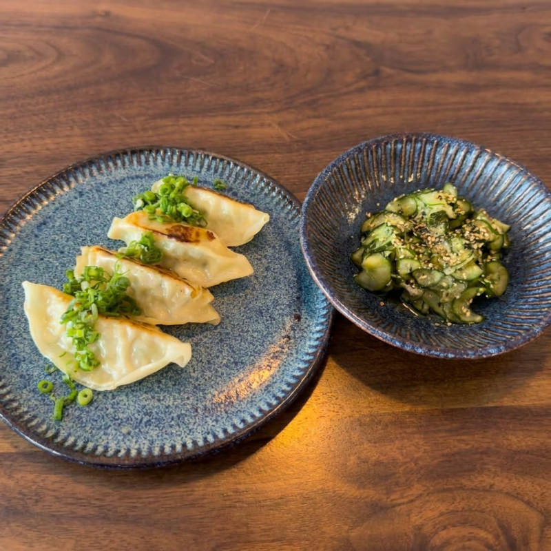 Gyoza( Pastelzinho oriental com recheio em base de proteínas e legumes) + sunomono de pepino