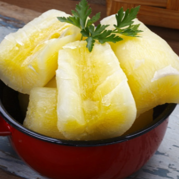 Mandioca cozida com azeite e cebola.