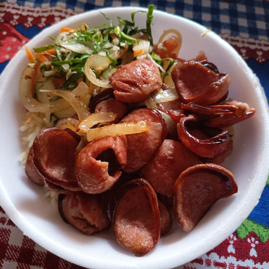 O prato é acompanhado por uma porção de arroz, feijão, macarrão, salada e farofa.