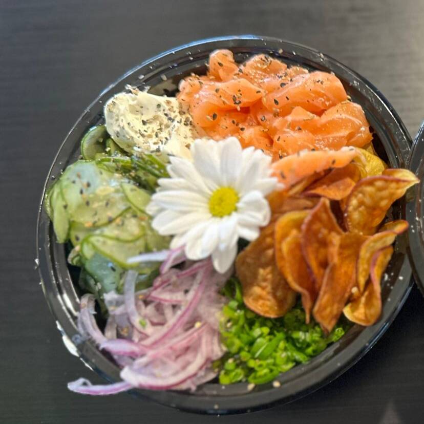 Cubos de salmão, cream chese, sunomono, cebola roxa, batata chips e cebolinha
