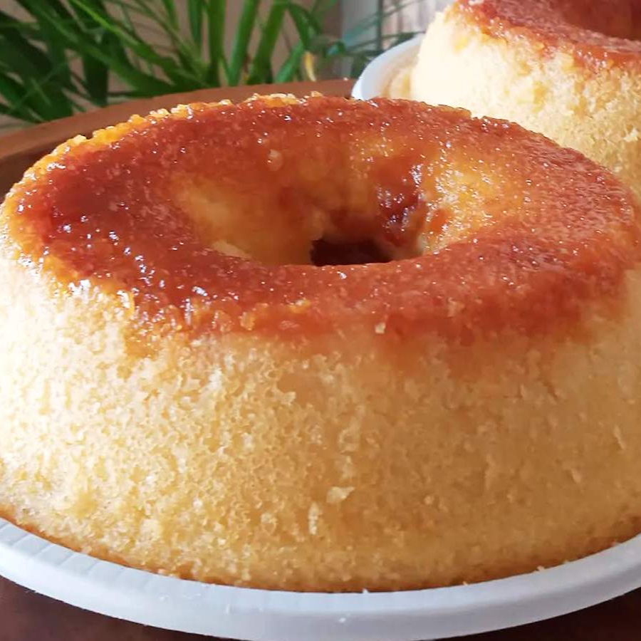 Bolo fofinho e úmido, coberto com uma irresistível calda de caramelo dourado. Uma combinação perfeita de sabor e textura, que derrete na boca e conquista em cada fatia.