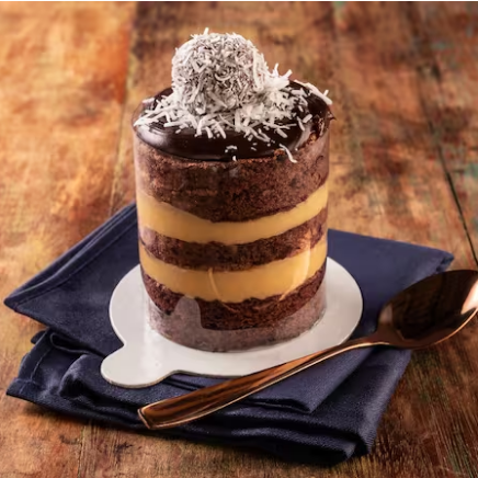 Massa Chocolate molhadinha, com duas camadas de recheio de beijinho de coco, finalizado com brigadeiro de prestigio. bolo com 7,5 cm diâmetro