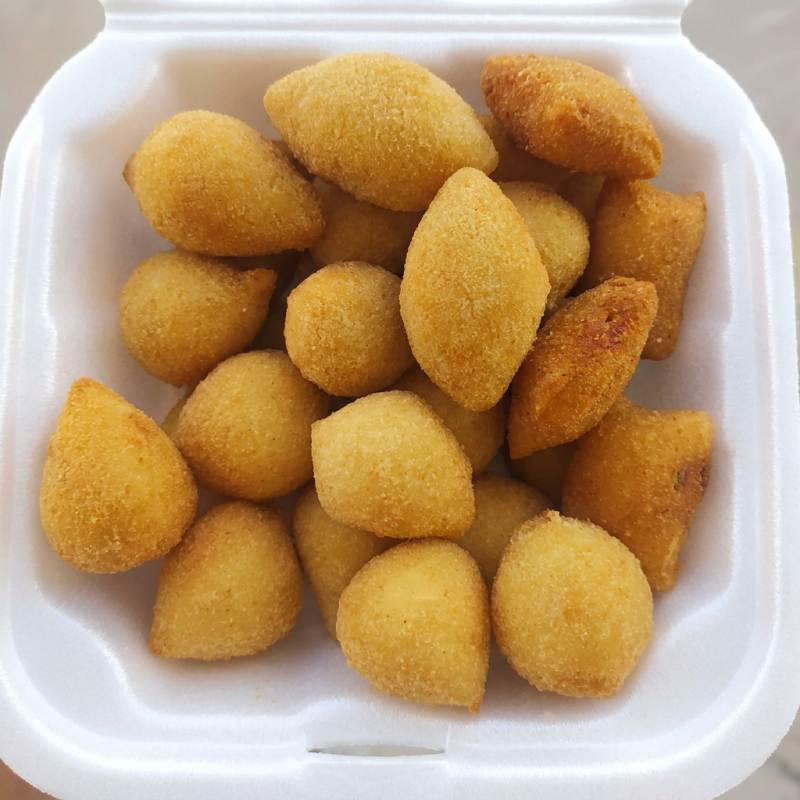Nossa Quentinha Surpresa é uma caixa repleta de sabores sortidos, selecionados para proporcionar uma experiência inigualável para o seu paladar. Cada mordida será uma surpresa deliciosa, fazendo desta quentinha, a escolha perfeita para quem ama variedade e qualidade.