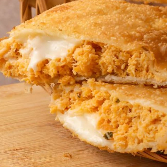 Sabor e cremosidade! Pastel de frango com temperos especiais, catupiry cremoso e bacon..
