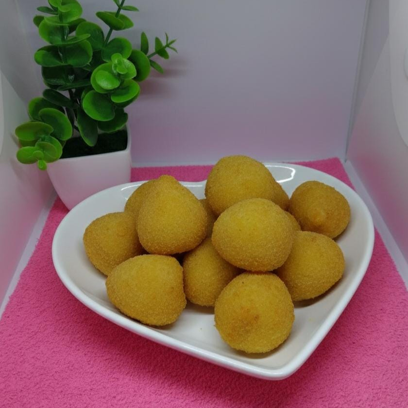 A combinação perfeita para matar sua fome! São 15 salgados (10g cada) super crocantes por fora. Acompanha uma Coca-Cola 200ml geladinha. Ideal para o lanche da tarde ou aquele petisco rápido! Nossos salgados são fritos na hora em óleo de algodão.