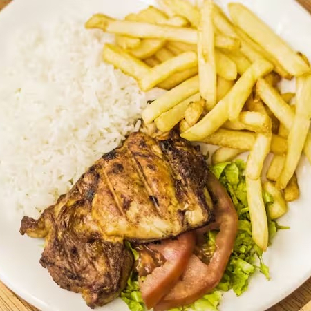 Coxa e Sobrecoxa assada na brasa! Acompanha arroz, batata frita, salada simples e farofa.