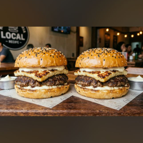 2 Saboroso Smasn blend bovino (80g cada) acompanhado de queijo COALHO e maionese especial Burgaço.