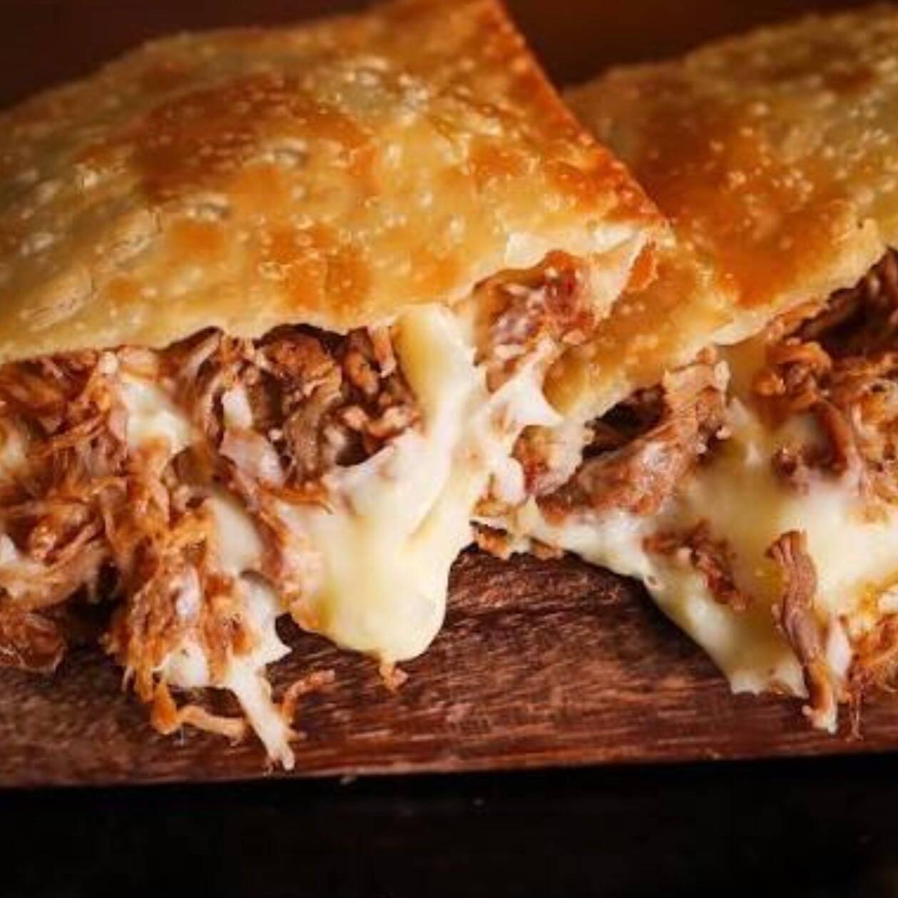 o queridinho pastel de costela desfiada com queijo mussarela