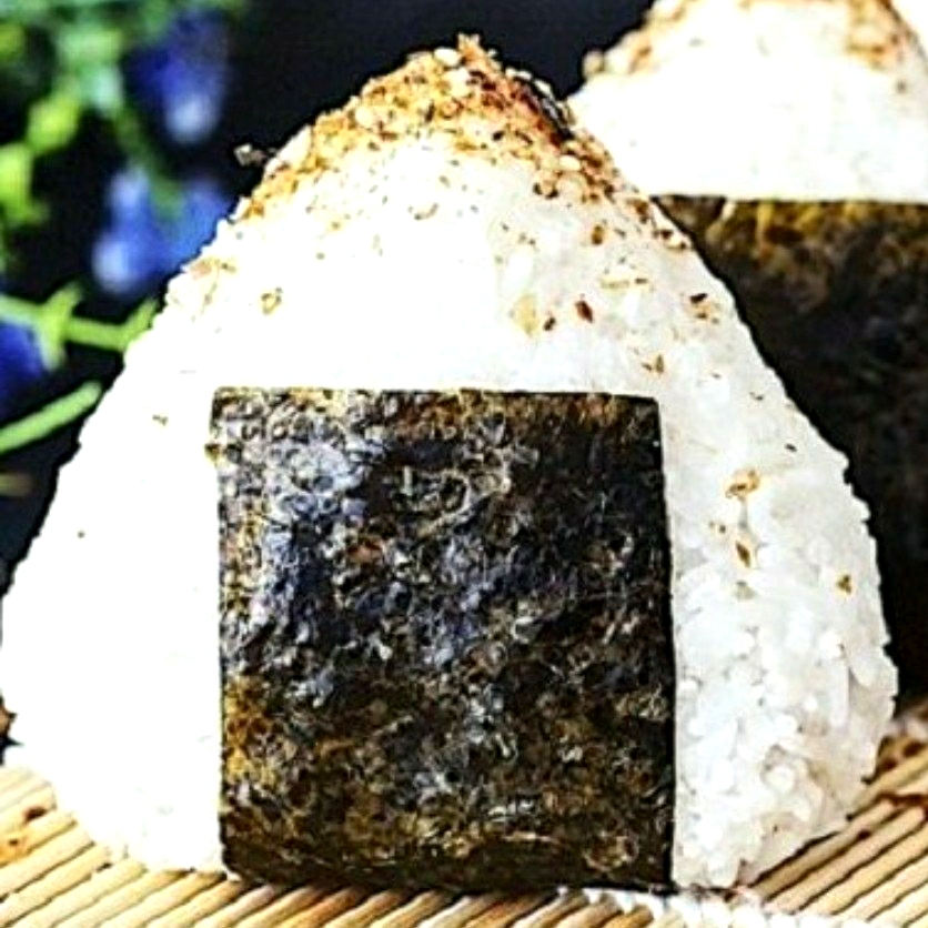 Oniguiri con aderezo de tampico