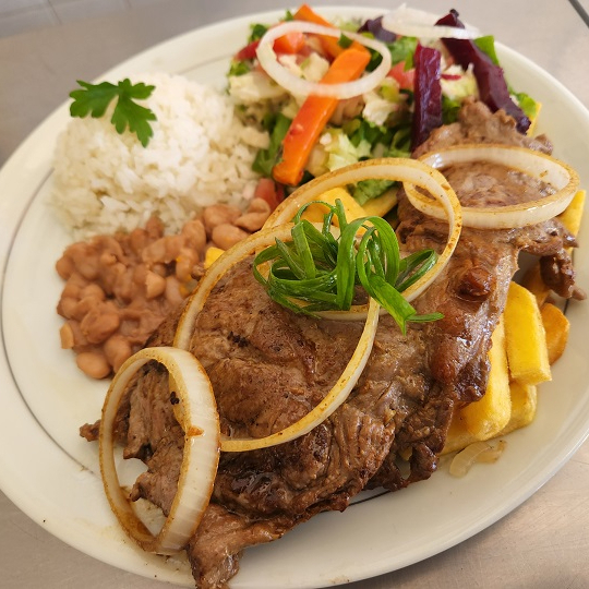 Marmita acompanha: Arroz, Feijão, Salada de folhas ou legumes e Fritas. Aquele Bife grelhado e Acebolado que ninguém resiste.