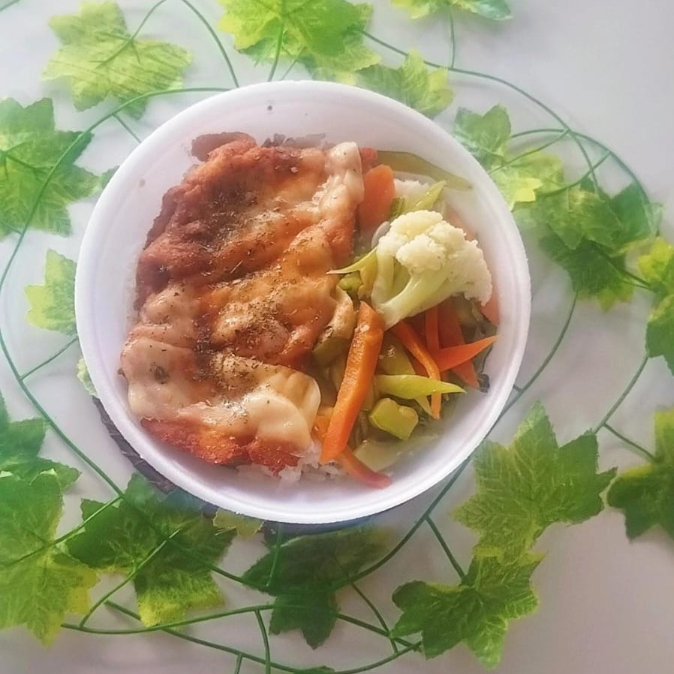 NOSSA REFEIÇÃO INCLUI ARROZ BRANCO FRESQUINHO, FEIJÃO PRETO BEM TEMPERADO, FRANGO A PARMEGIANA E SELETA DE LEGUMES, PEÇA LOGO A SUA REFEIÇÃO!