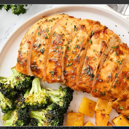 Frango grelhado no ponto certo, macio e suculento, servido com arroz soltinho, feijão fresquinho, farofa crocante e salada para equilibrar a refeição. Uma opção completa, saborosa e perfeita para quem busca uma comida bem feita no Dia a Dia.