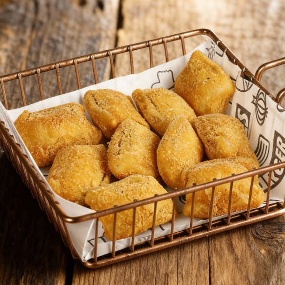 Combo de 10 risoles de carne, frito na hora para chegar quentinho na sua casa. Entrega super rápida. Salgadinhos de 25g (Padrão Festa).