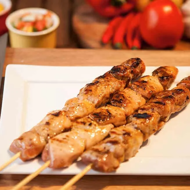 Deliciosos pedaços de frango marinados e grelhados no espeto, temperados com ervas e especiarias.