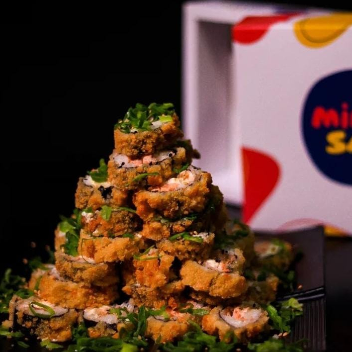 50 hot filadelfia , arroz, salmão, cream cheese, cebolinha, empanado e frito