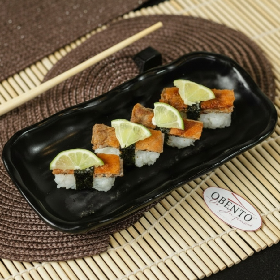 O nigiri é um tipo de sushi que consiste em uma pequena porção de arroz temperado, moldado em formato oval, e coberto com uma fatia de pele de salmão grelhada.