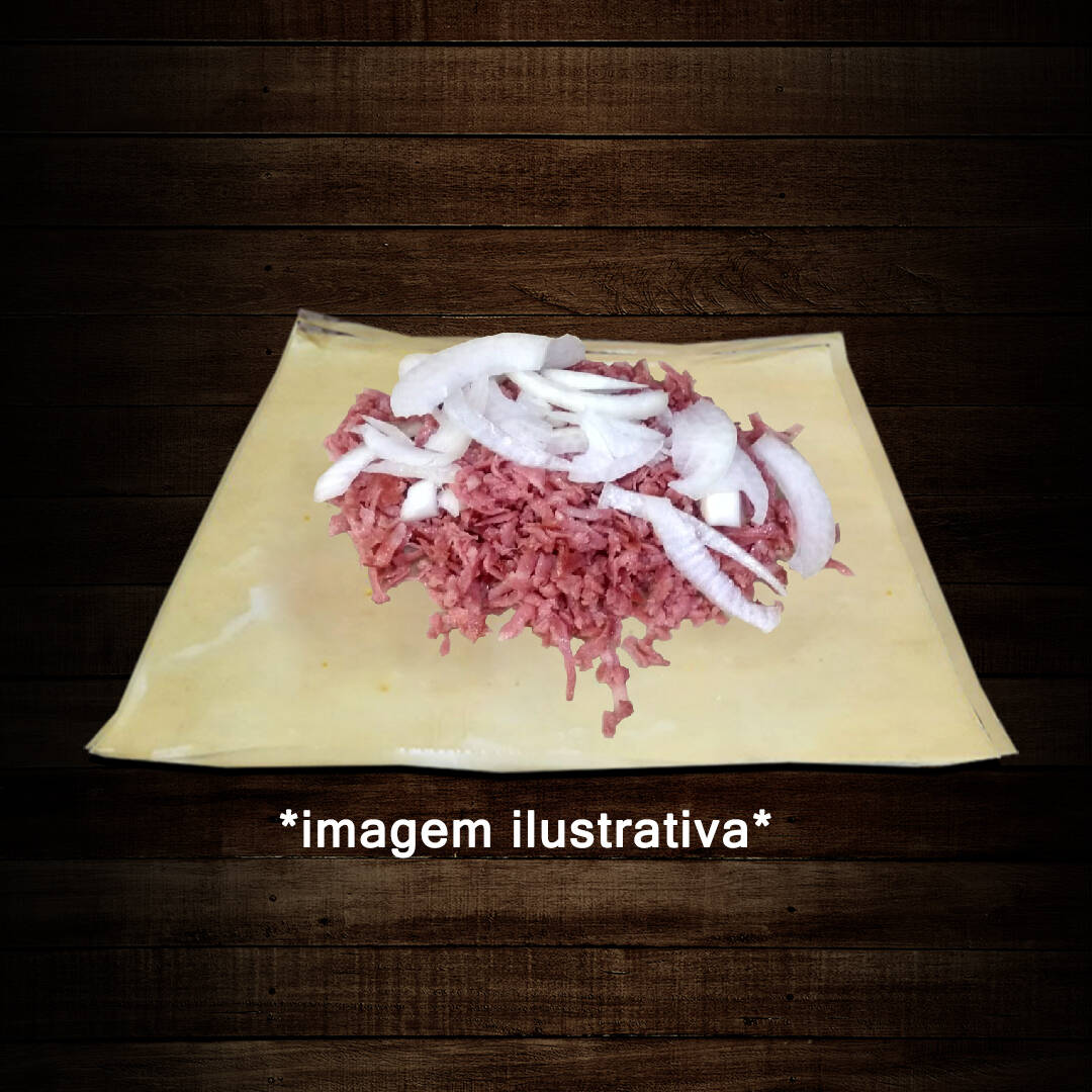 Saboroso Pastel de Calabresa com Cebola da categoria 'Pastéis da Casa (Salgado)'. Este pastel é recheado com uma deliciosa calabresa ralada, preparada com esmero e cuidado para acentuar seu sabor inigualável. A cebola, fatiada com precisão, adiciona um incrível toque de frescor e suavidade ao prato.