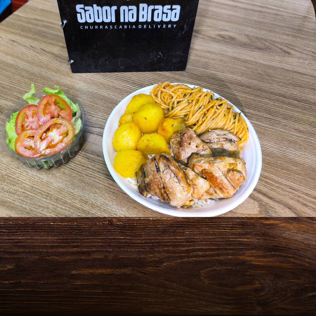 Acompanhado de arroz, feijão, macarrão ao molho sugo e batata assada, mais uma salada de alface e tomate e e 0,150g Mignon suíno.