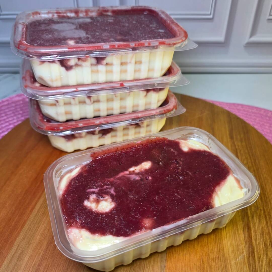 Camadas irresistíveis de creme branco aveludado, creme de Ninho, biscoito maisena e geleia de morango feita com fruta de verdade. Sobremesa gelada, fresquinha e pronta para consumir. Perfeita para adoçar o seu Dia!