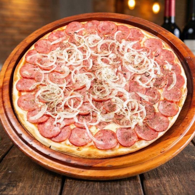 Deliciosa Pizza feita com Molho de Tomate, Mussarela, Calabresa Fatiada, Cebola, Oregano