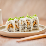 Arroz enrolado no nori com recheio de alho frito e cream cheese