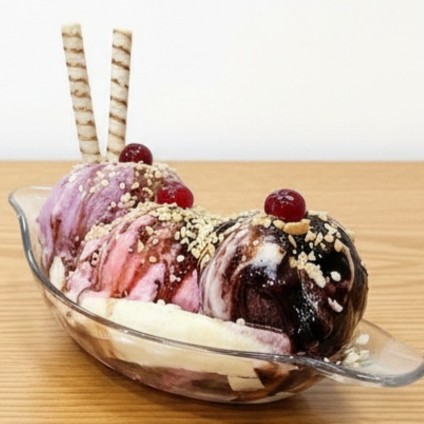 Banana, 3 bolas de sorvete (sabores de sua escolha) castanha de cajú triturada, chantilly, caldas de morango e chocolate, cereja e tubbets